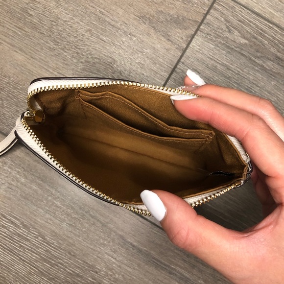 Coach white leather monogram wristlet - Picture 4 of 4